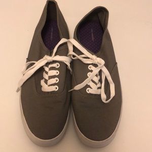 city sneaks size 9 tennis shoes, worn once